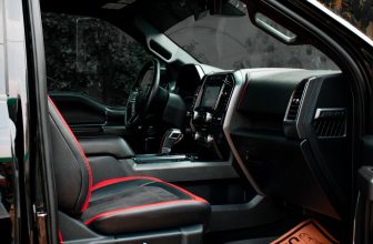 Interior de coche con alfombrillas