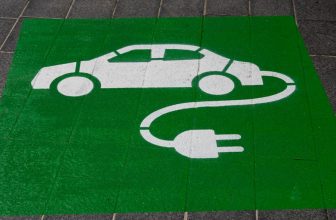 Señal de coche eléctrico en un concesionario