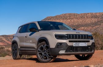 Jeep Avenger SUV en carretera
