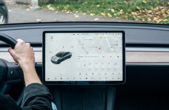 Pantalla tactil del salpicadero de un coche