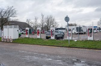 Sobrevivir a un viaje largo en eléctrico: el kit que tienes que llevar SÍ o SÍ en el maletero
