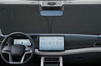 Interior de un coche eléctrico con un parasol plateado colocado en el parabrisas