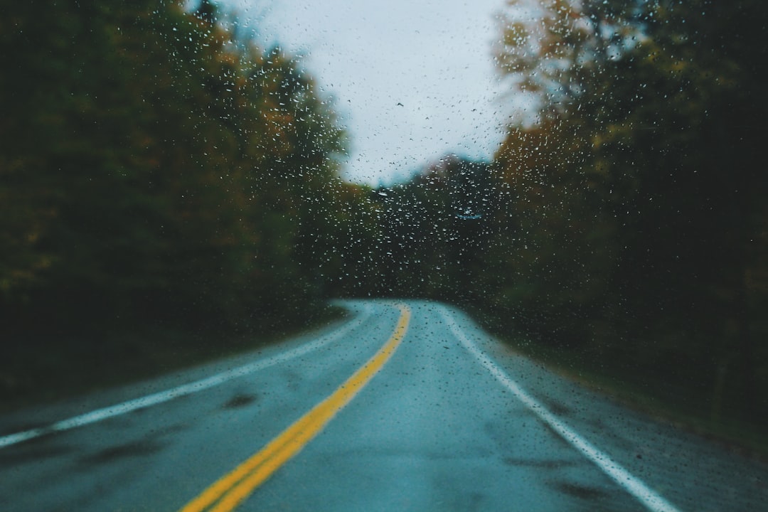Prepara tu eléctrico para el otoño: lluvia, frío y por qué pierdes autonomía (y cómo frenarlo)