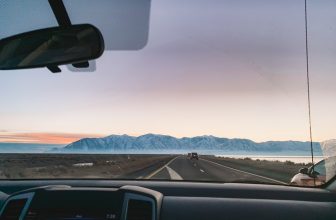 Vista de la carretera desde el interior del coche a través del parabrisas