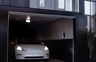 Coche eléctrico blanco aparcado en un garaje