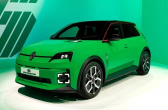 Renault 5 E-Tech 100% eléctrico en color verde visto de tres cuartos delantero