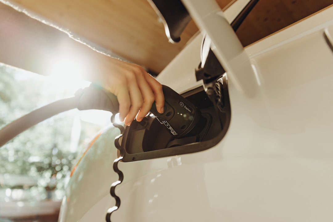 V2L: cómo usar tu coche eléctrico como un enchufe gigante (y qué necesitas)