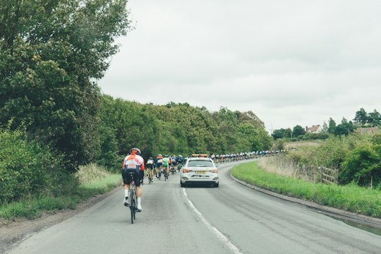 Ciclistas con casco en una carretera, adelantamiento a ciclistas según la DGT