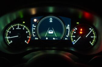 Cuadro de instrumentos iluminado de un coche mostrando los datos de conducción
