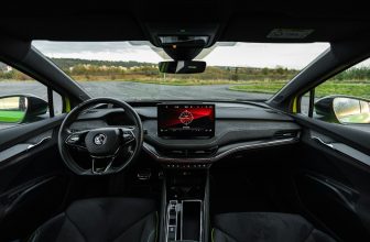 Interior del Skoda Enyaq Coupé RS con la pantalla central de 13 pulgadas