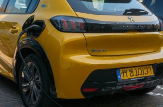 Peugeot e-208 eléctrico aparcado