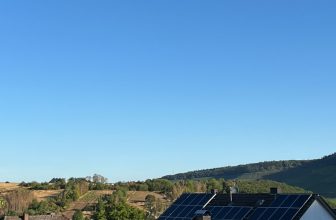 Placas solares instaladas en el tejado de una vivienda bajo un cielo despejado