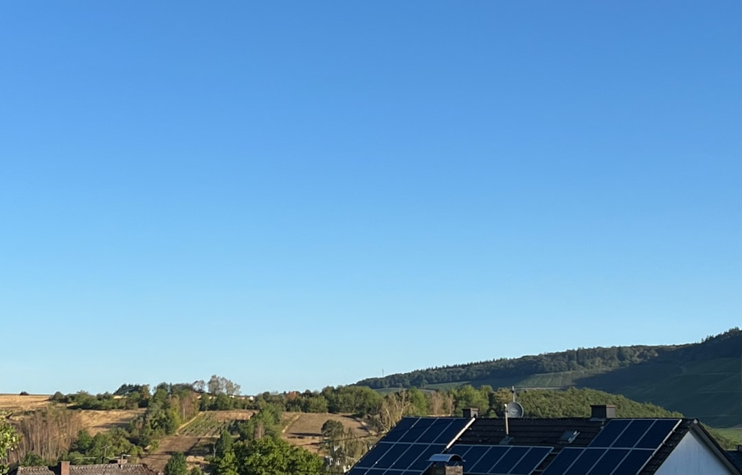 Placas solares y coche eléctrico: cuánto ahorras de verdad cargando con tu propio sol Placas solares y coche eléctrico: cuánto ahorras de verdad cargando con tu propio sol