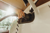 V2L: cómo usar tu coche eléctrico como un enchufe gigante (y qué necesitas)